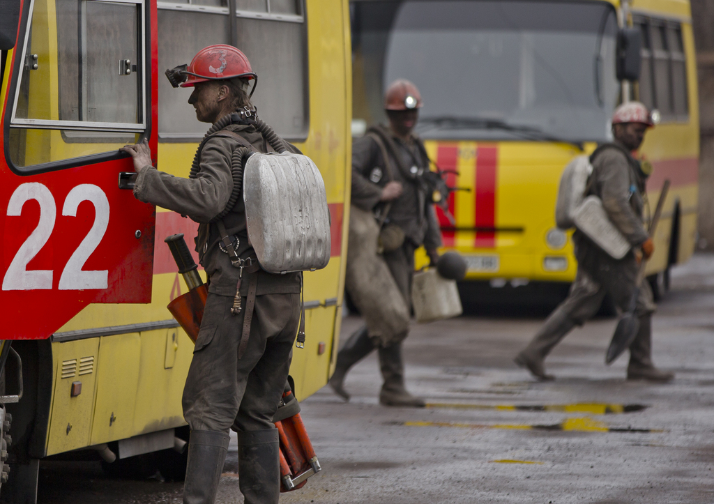 A la mine, l'accès restait bouclé par les rebelles armés, mais les mineurs ont repris le travail, déposés par des bus.