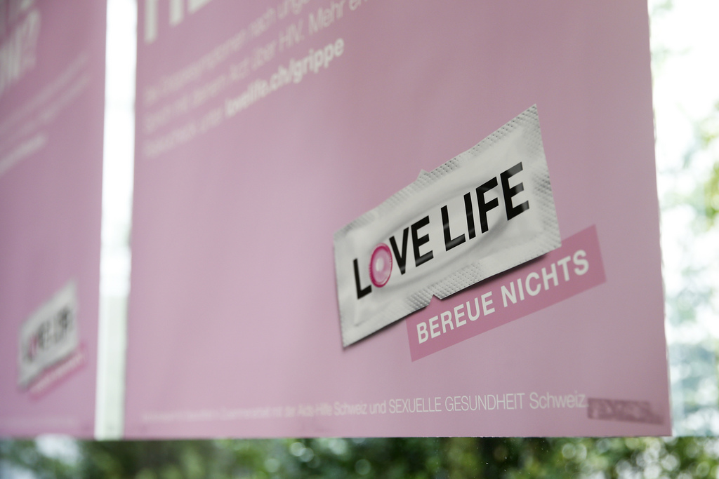 Plakate der neuen Love Life Kampagne haengen waehrend einer Medienkonferenz an einem Fenster, am Montag, 16. Maerz 2015, in Bern. (KEYSTONE/Peter Klaunzer)