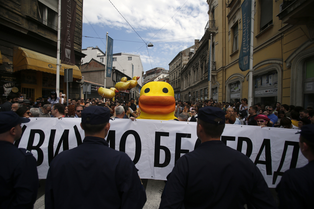 Des manifestations ont lieu dans la rue de Belgrade contre le projet "Waterfront". 