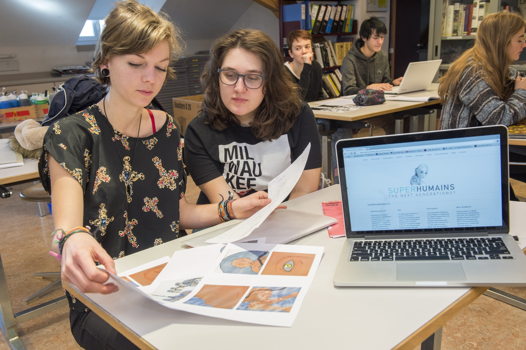 Soraya Poulin et Fiona Zähringer sont deux des étudiants qui participent au projet Superhumains. Elles viennent de présenter l'avancée des travaux de la classe devant des chercheurs de l'université de Zurich.