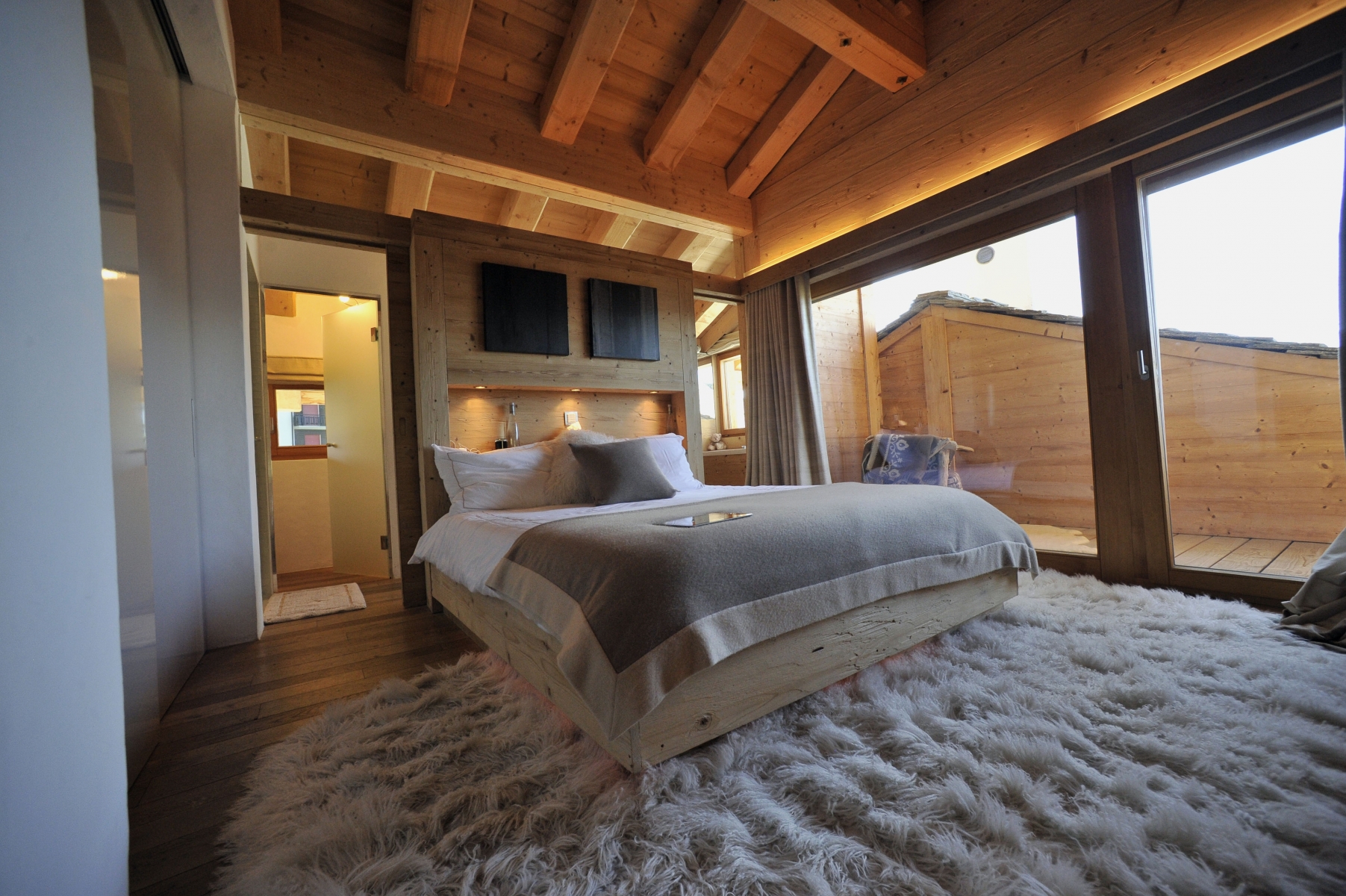 On trouve des appartements et chalets de toutes les gammes sur Airbnb en Valais. Du chalet grand luxe à Verbier pour 12000 francs la nuit au petit studio en plaine pour moins de 100 francs.