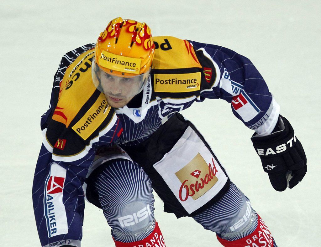 ARCHIV --- ZUM TOD VON DURI CAMICHEL STELLEN WIR IHNEN FOLGENDES BILD ZUR VERFUEGUNG --- Duri Camichel von Zug beim Eishockey Meisterschaftsspiel zwischen dem EV Zug und dem SC Bern vom Freitag, 10. September 2010, in der Bossard Arena in Zug. (PHOTOPRESS/Urs Flueeler)