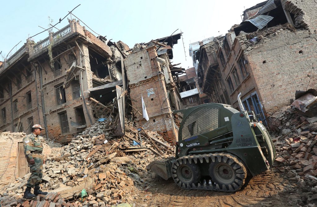 L'armée indienne a participé au déblaiement des décombres dans la zone dévastée de Bhaktapur, à la périphérie de Katmandou, au Népal.