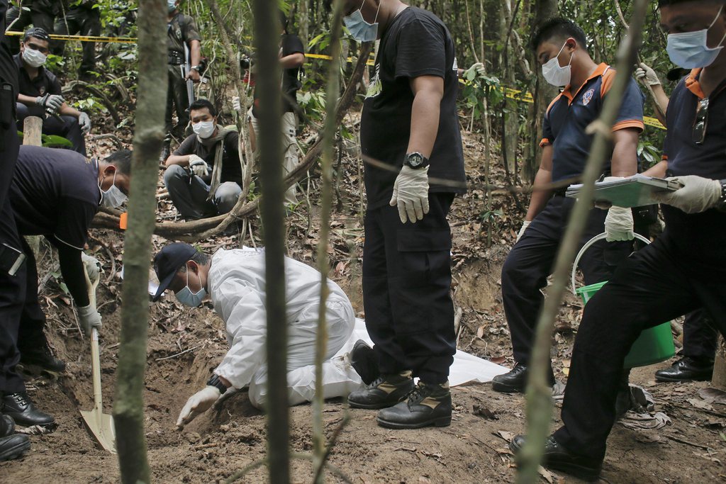 La police malaisienne a retrouvé 139 corps dans des tombes dans un camp de migrants servant au trafic d'êtres humains. 