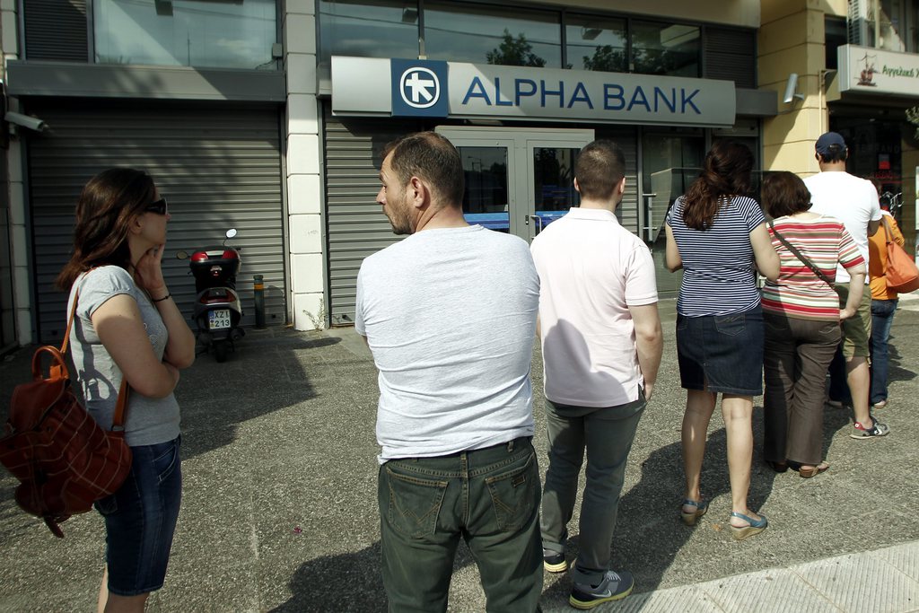 epa04820969 People wait in a queue to withdraw money from an ATM outside a branch of Greece's Alpha Bank in Athens, Greece, 27 June 2015. Greek Prime Minister Alexis Tsipras called for a referendum on the Greek debt deal on 05 July, during a televised speech late night on 27 June on Greek state TV.  EPA/ALEXANDROS VLACHOS