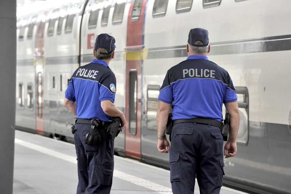 Les policiers suisses viendront renforcer leurs collègues sur les lieux de transit, comme ici à la gare de Viège.