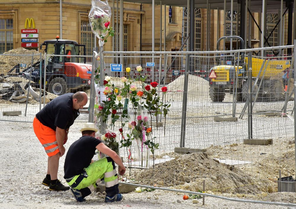 Hommage des coll?gues de la voirie ? la victime de l accident mortel sur la place de la gare
La Chaux de Fonds 29 juin 2015
Photo R Leuenberger