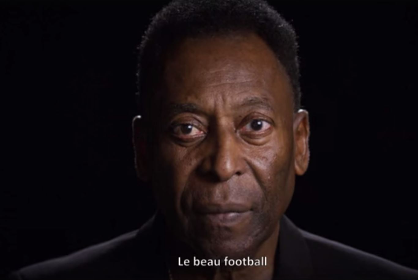 Pelé est l'ambassadeur de FIFA 16.