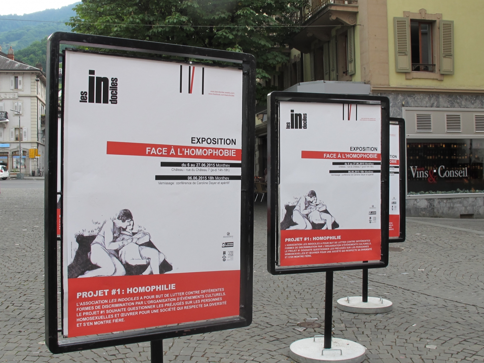 Sur la place Tübingen, des panneaux annoncent la tenue de l'exposition au Château.