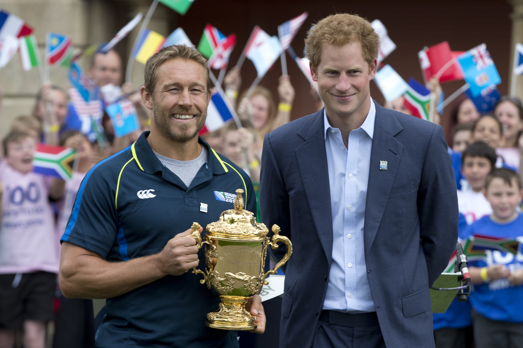 Le Prince Harry et Jonny Wilkinson avec la Coupe du Monde de rugby.