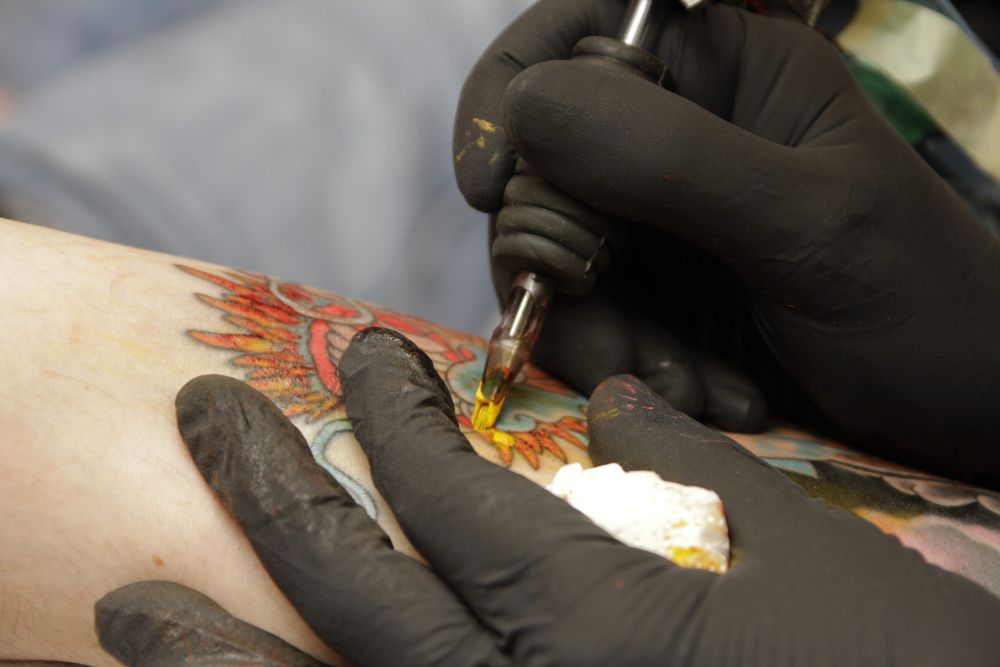 Les députés valaisans veulent plus de contrôles dans les salons de tatouage.