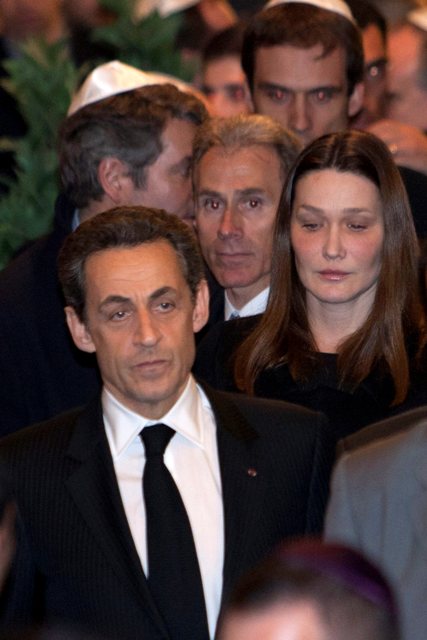 Nicolas Sarkozy rend hommage aux victimes du drame Toulousin.