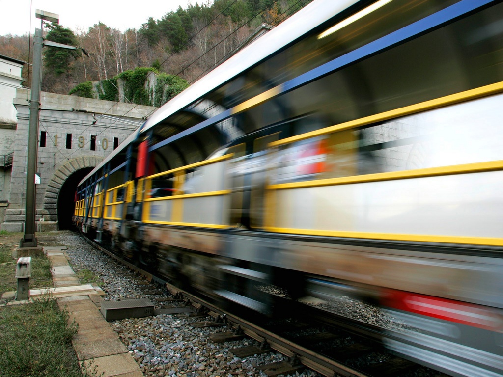 Entree du convoi CFF dans le tunnel du Simplon lors du voyage inaugural entre Brigue (VS) et Iselle (I), photographie le 9 decembre 2004. Supprime il y a douze ans, le transport ferroviaire des voitures a travers le Simplon reprendra le 12 decembre. (KEYSTONE/Denis Emery) === ELECTRONIC IMAGE, SAT2 === 