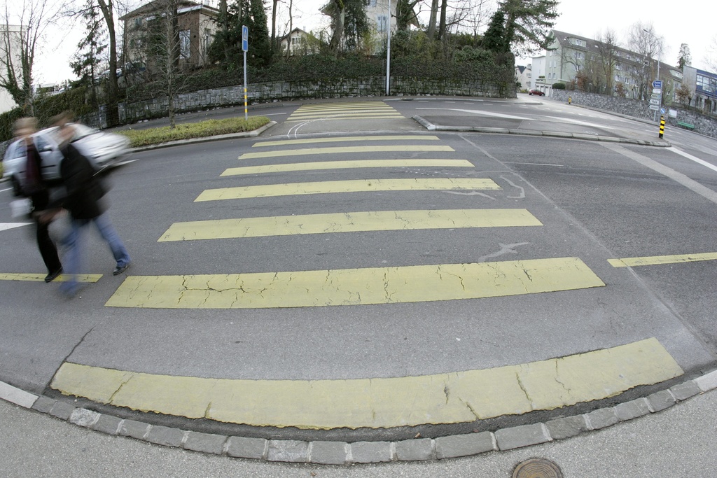 Vue du passage pieton, situe sur la route Alfred-Cortot au debouche de la route de Divonne, ou une femme a perdu la vie apres avoir ete renversee intentionnellement par la voiture conduite par son mari, ce vendredi 11 janvier 2008 a Nyon. Un mari a tue jeudi soir a Nyon (VD) son epouse en lui foncant dessus avec sa voiture. Age de 51 ans, l'homme a pris la fuite, mais a ete arrete par la police peu apres. Il a immediatement ete mis en detention preventive, indique vendredi la police cantonale. Le drame s'est deroule vers 20h50. Le ressortissant portugais, age de 51 ans, a renverse sa femme qui traversait la chaussee sur un passage de securite. Il a ensuite fui avant de revenir sur place pour recuperer une plaque de son vehicule qu'il avait perdue lors du choc. Puis il est reparti. Des temoins de la scene ont porte secours a la victime jusqu'a l'arrivee des secours. Transportee a l'hopital de Nyon puis par helicoptere au CHUV, elle y est decedee dans la nuit. Egalement portugaise, elle vivait separee de son mari qui a ete interpelle par une patrouille de la police municipale. (KEYSTONE/Salvatore Di Nolfi)