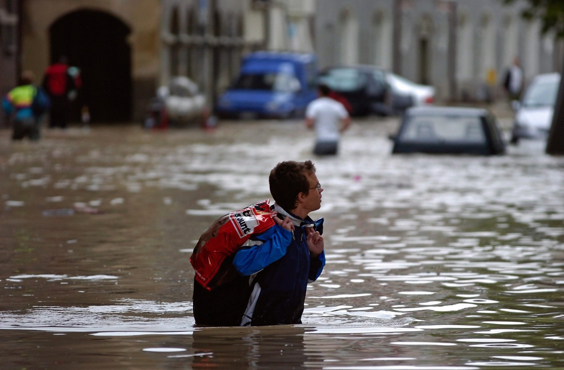 Inondations dans la vieille ville de Berne

Ein junger Mann watet am 22. August 2005 durch eine ueberschwemmt Strasse im Berner Mattequartier.   (KEYSTONE/Lukas Lehmann)