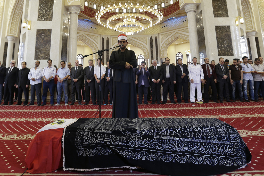 Les proches d'Omar Sharif et quelques vedettes égyptiennes se sont retrouvés pour ses funérailles dans une mosquée de la banlieue du Caire où se tiennent les cérémonies religieuses officielles. 