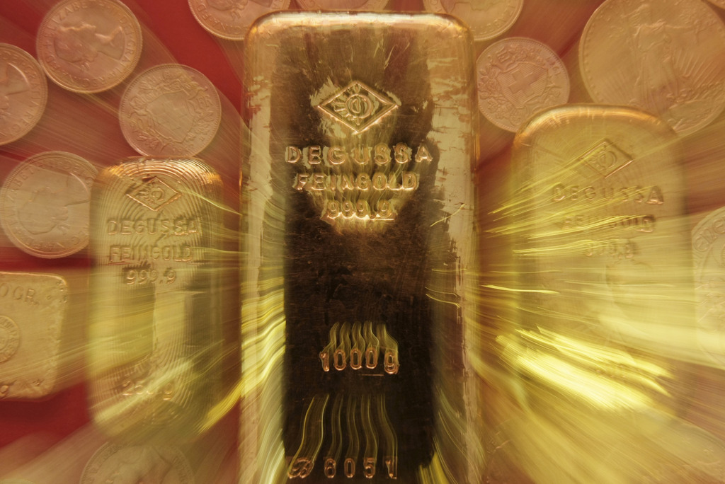 ARCHIV - Sogenanntes Anlagegold in Form von Goldbarren und Goldmuenzen zeigt dieses am 18.Maerz 2008 in der BW-Bank in Stuttgart aufgenommene, gezoomte Foto. Der Goldpreis ist auf Rekordjagd. Aus Sorge um Dollarverfall und Inflation kaufen Anleger zurzeit nahezu alles, was sie an Goldigem kriegen koennen. (AP Photo/Thomas Kienzle) ** ZU KORR ** ------- FILE - Gold bullions and bullion coins are seen on this zoomed photo in the German BW-Bank  in Stuttgart, Germany, March 18, 2008. (AP Photo/Thomas Kienzle)