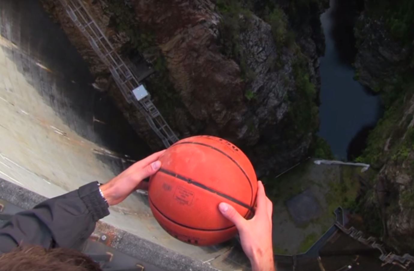 Le ballon tombe normalement, mais, en prenant de la vitesse, il va littéralement s'envoler. 