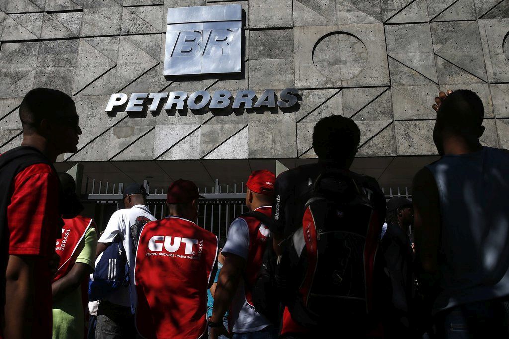 epa04841375 Former employees of Maua shipyard protest in front Petrobras building in Rio de Janeiro, Brazil, 10 July 2015.  Some of 3000 employees of Maua shipyard were fired during the corruption scandal of Brazilian state oil company Petrobras.  EPA/Marcelo Say?o