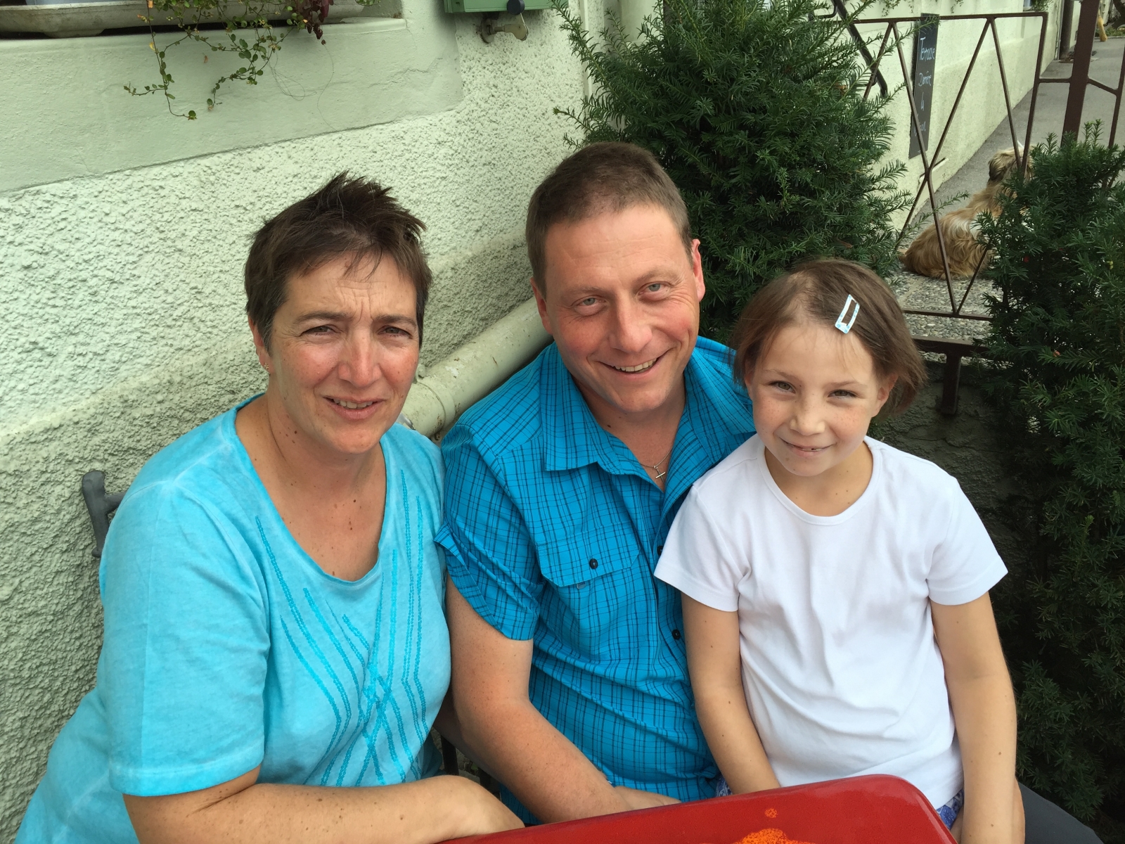 Annick et Christian Crausaz Décaillet avec leur fille Charlotte qui a lutté contre deux tumeurs au cerveau. Le couple est à l'origine de la grande marche entre le CHUV et le Moléson samedi.