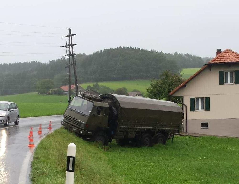 Un camion militaire est sorti de la route, lundi 24 août dans l'après-midi. 