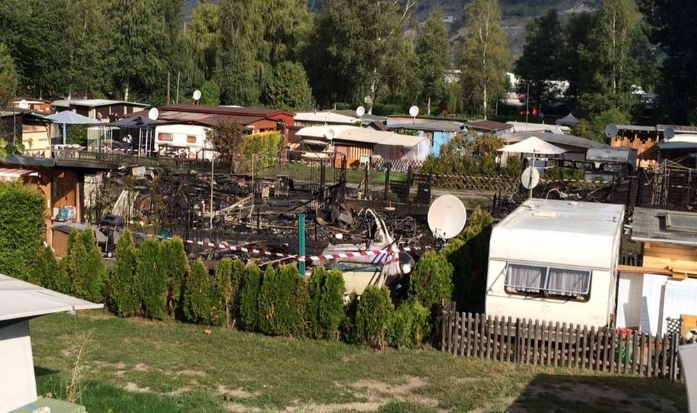 L'incendie a fait de gros dégâts dans le camping "Simplonblick" à Rarogne.