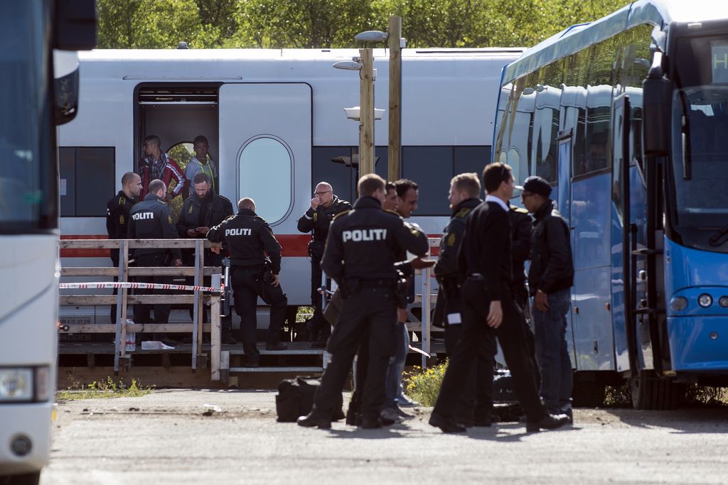 La police danoise monte à bord d'un train à côté de Roedby proche de la frontière avec l'Allemagne. Les migrants ne veulent pas descendre du train et veulent se rendre en Suède.
