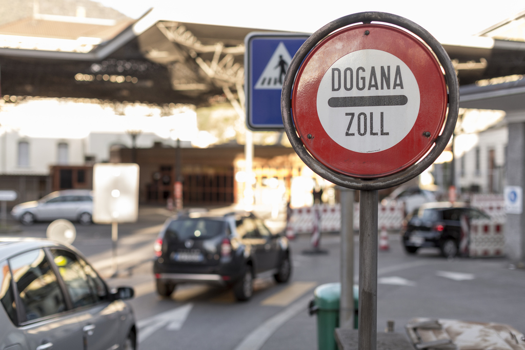 A border sign captured at the Swiss-Italian border crossing, facing towards Italy, in Chiasso, Switzerland, on October 23, 2014. (KEYSTONE/Gaetan Bally)
