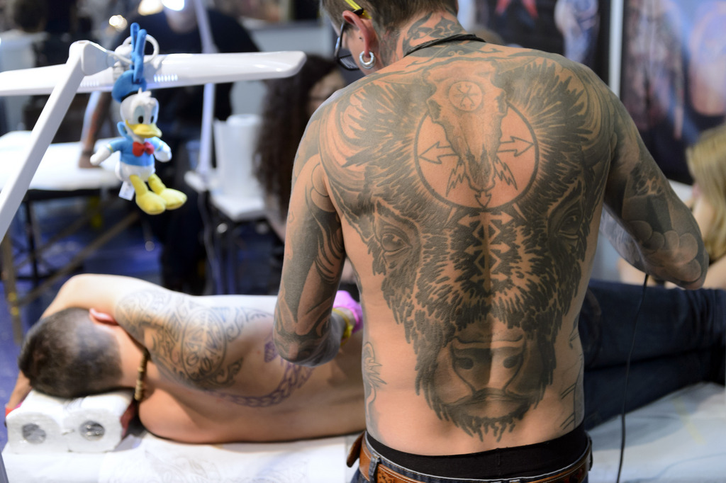 A tattoo artist tattoes a visitor at the 1st edition of the Montreux Tattoo Convention in Montreux, Switzerland, Saturday, September 19, 2015. (KEYSTONE/Laurent Gillieron)