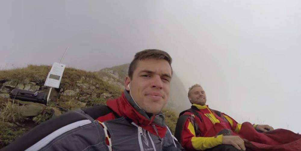 Lundi encore, le sportif a publié sur le site Youtube une vidéo le montrant dans les Alpes avec des amis en train d'attendre une météo plus favorable pour sauter.
