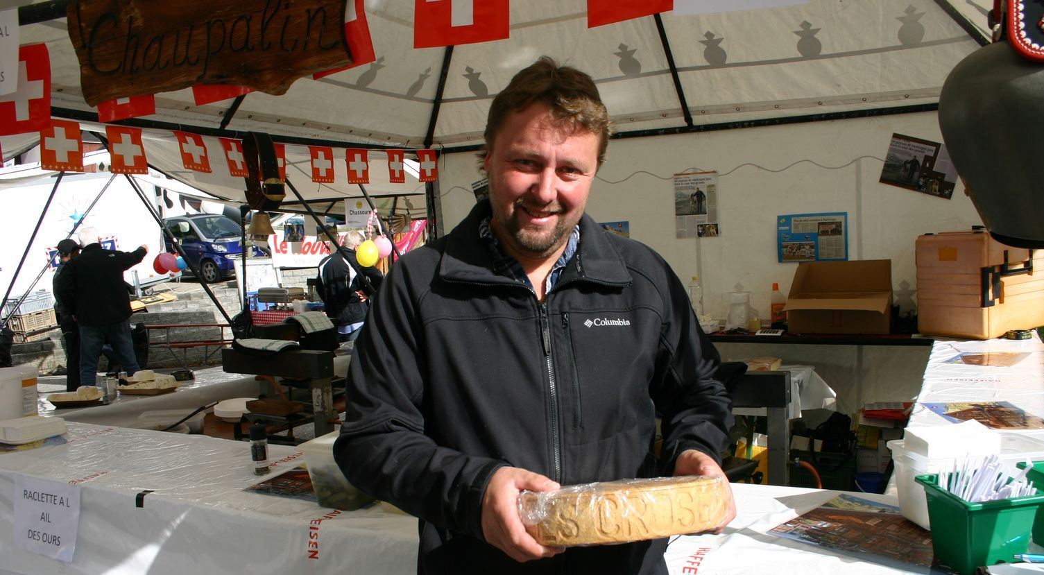 Patrice Défago fier de présenter son "Crosets AOP" de l'alpage familial de Chaupalin, lauréat du prix "Fromage  Cime" 2015.