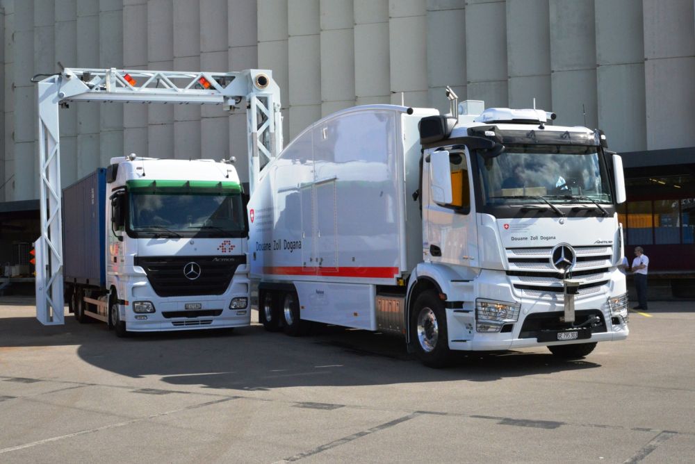 Le 21 septembre 2015, la douane suisse a présenté au passage frontalier de Bardonnex (GE) son nouveau scanner mobile pour camions. 