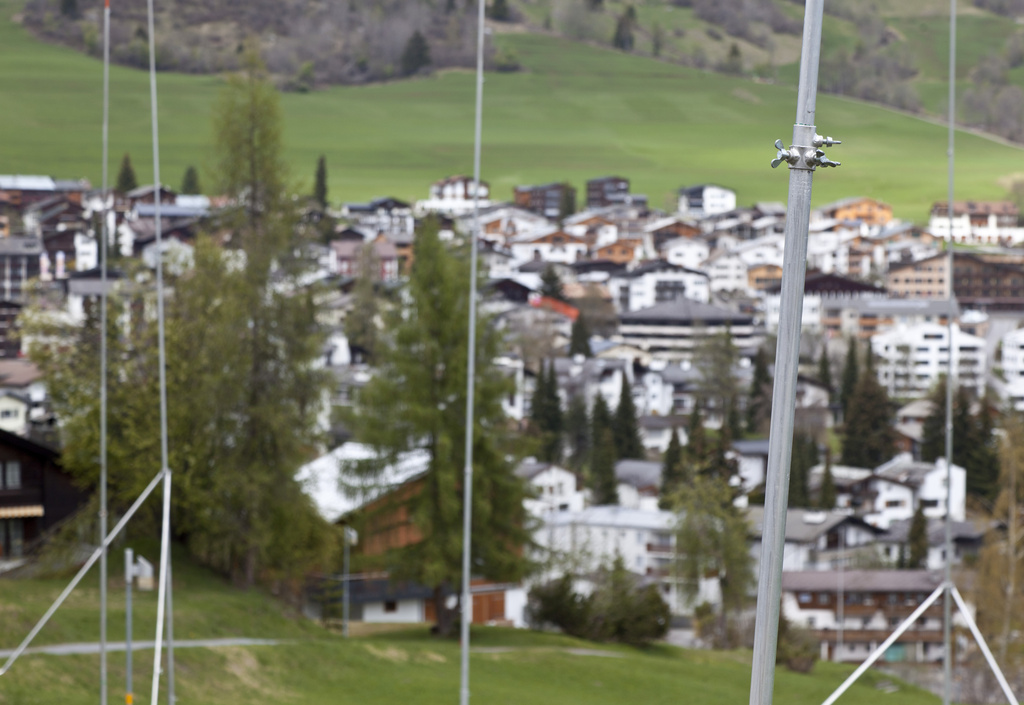 Profilstangen fuer einen Neubau stehen in einer Wiese in Flims, am Dienstag, 1. Mai 2012. (KEYSTONE/Arno Balzarini)