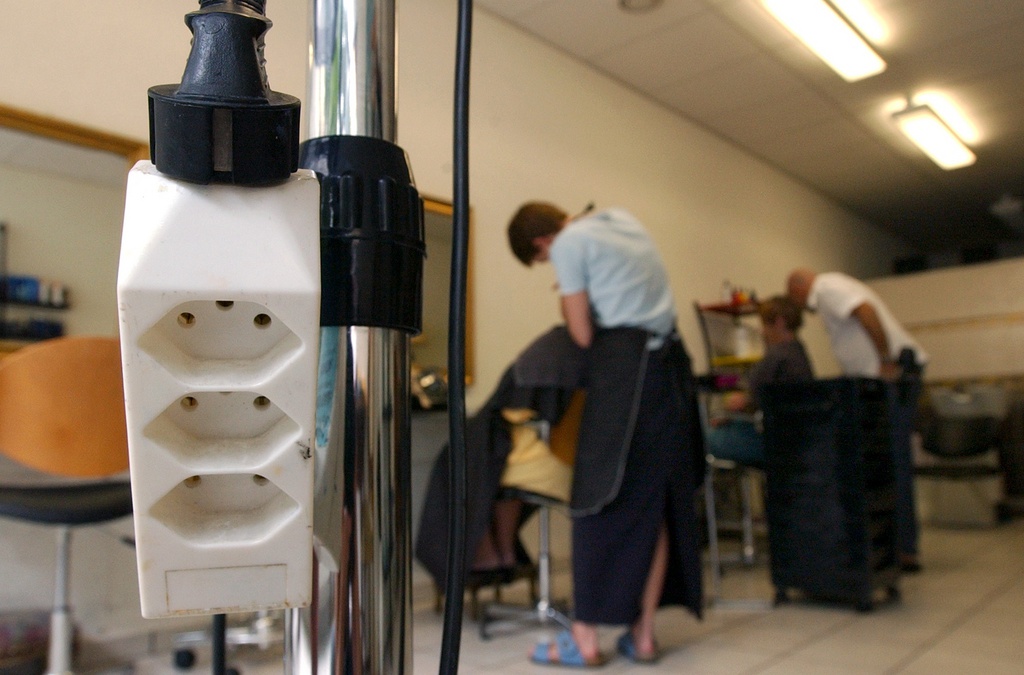 Une décoloration effectuée par l'employée d'un coiffeur de la Roche-sur-Foron (Haute-Savoie, France) a mal tourné. Sa cliente a eu le crâne brûlé au premier degré. Le patron du salon est condamné à la dédommager. 