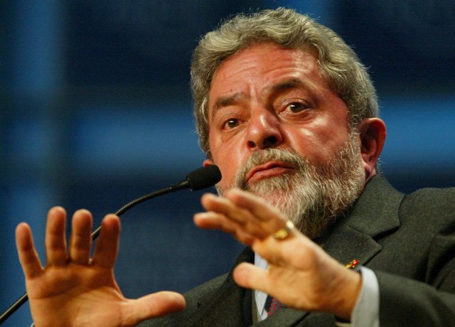 Après deux mandats de quatre ans, Lula s'est retiré au profit de Dilma Rousseff. La  constitution lui interdisait d'en briguer un troisième, mais rien ne  l'empêche de se présenter à nouveau quatre ans plus tard.