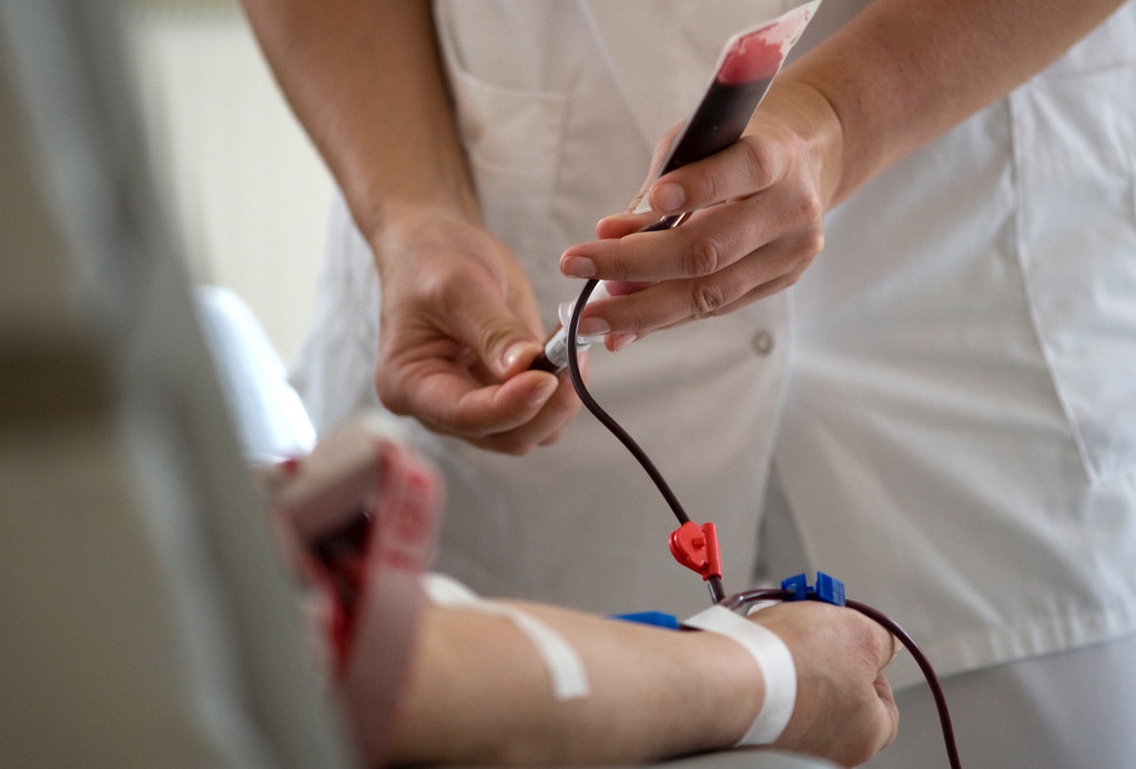 Pour l'heure, les hommes qui ont des rapports sexuels avec d'autres hommes sont exclus du don de sang.