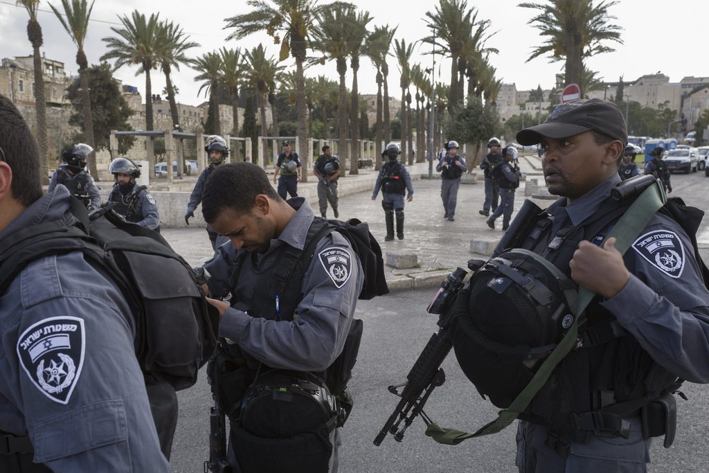 Le policier israélien est indemne, ayant été protégé par son équipement de protection, a précisé la police.