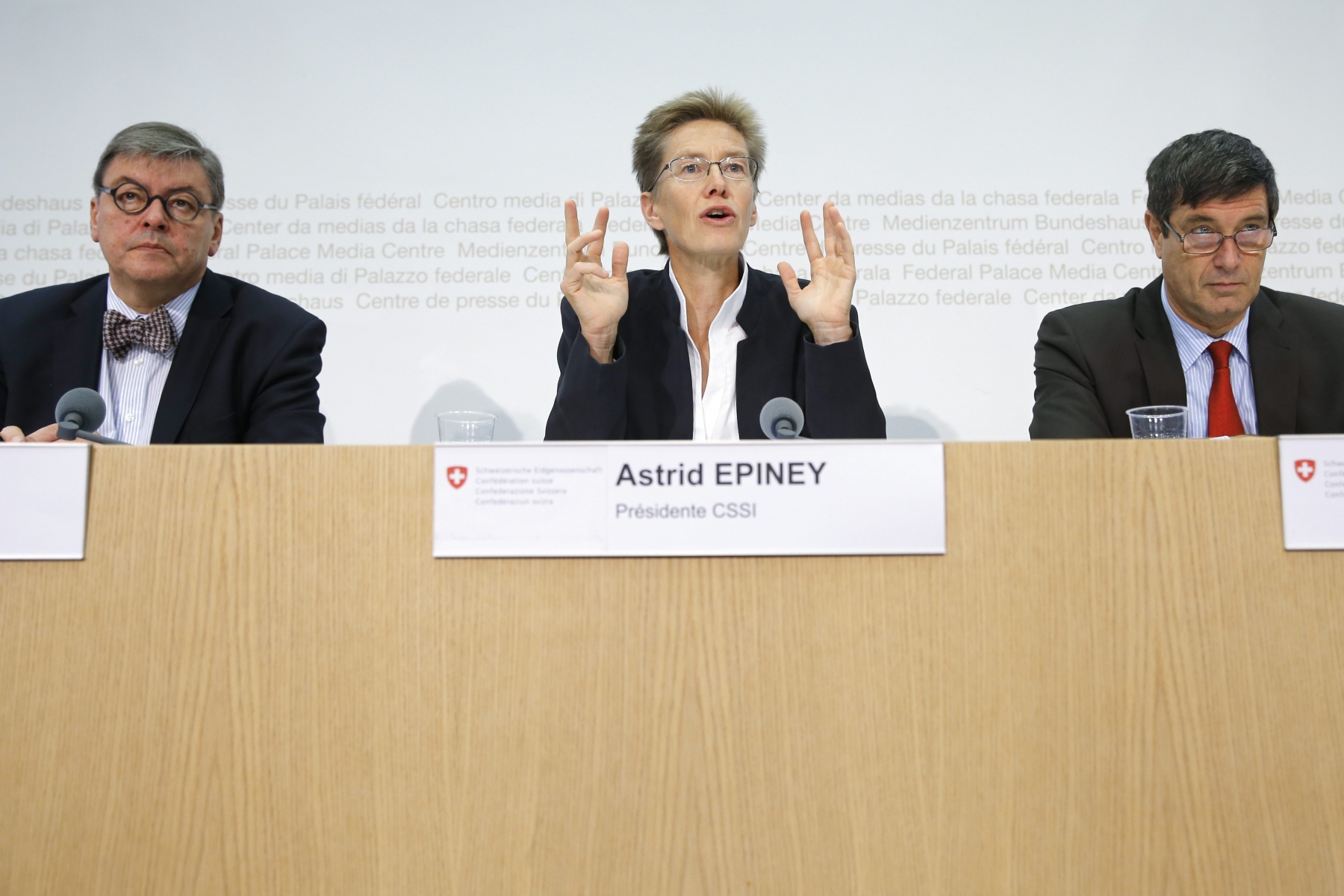 Astrid Epiney, Praesidentin Schweizerischer Wissenschaftsrat SWIR, Mitte, spricht an der Seite von Gerd Folkers, Vizepraesident SWIR, links, und Staatssekretaer Mauro Dell'Ambrogio, rechts, waehrend einer Medienkonferenz anlaesslich des 50-Jahre-Jubilaeums des SWIR, am Montag, 5. Oktober 2015 in Bern. (KEYSTONE/Peter Klaunzer)