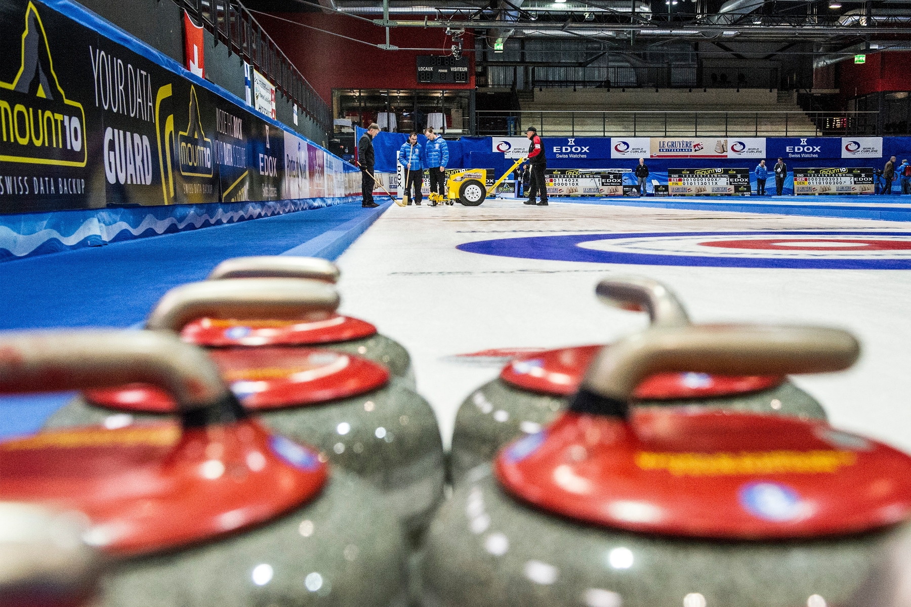 Champéry, le 24.11.2014



Championnats d'Europe de Curling. La glace du Palladium de Champéry est travaillée par les ICEMEN, des spécialistes qui gèrent la glace au millimètre.



Christian Hofmann/Le Nouvelliste