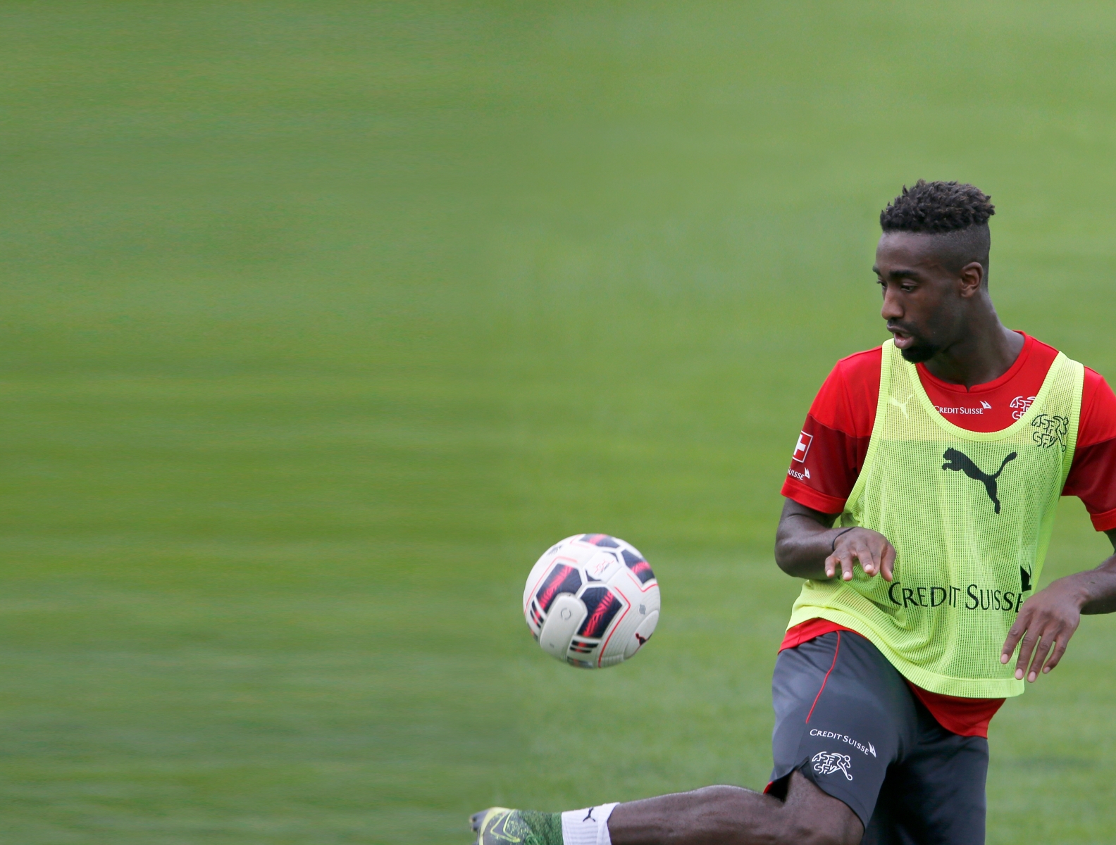 Johan Djourou waehrend dem Training der Schweizer Nationalmannschaft in Freienbach am Montag, 5. Oktober 2015. Die Schweizer Fussball Nationalmannschaft spielt ein EM Qualifikationsspiel gegen San Marino am 9. Oktober in St. Gallen. (KEYSTONE/Alexandra Wey) SCHWEIZ FUSSBALL NATIONALMANNSCHAFT