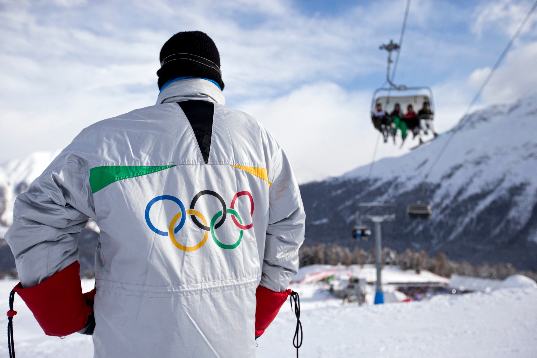 Ein Mann traegt die Olympischen Ringe auf seiner Skijacke, am Samstag, 8 Dezember 2012 in St. Moritz. (KEYSTONE/Alessandro Della Bella)..JO Grisons OLYMPIA 2022 KANDIDATUR GRAUBUENDEN FEATURE