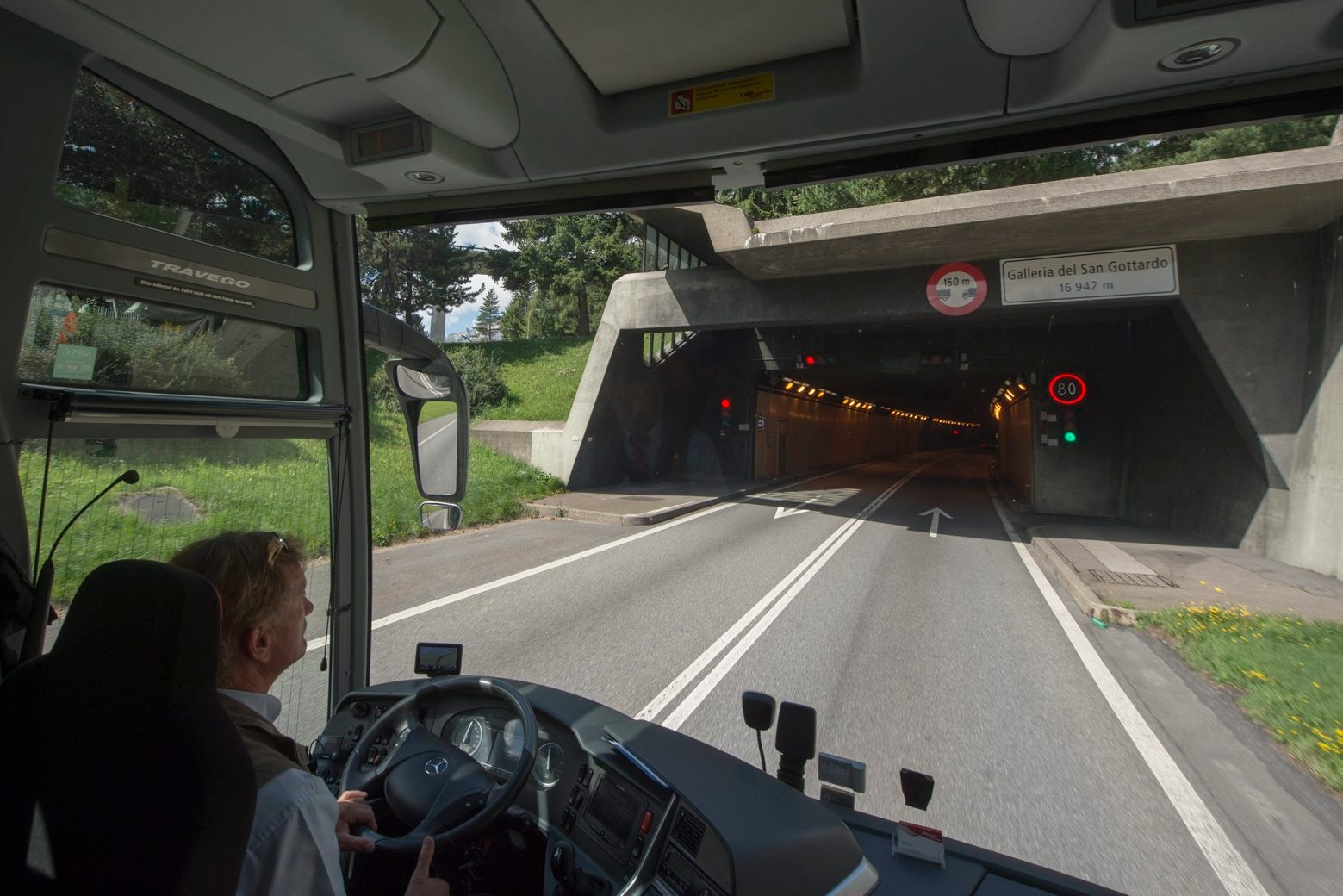 ARCHIV - ZUM KAMPAGNENSTART ZUR ABSTIMMUNG AM 28. FEBRUAR 2016, DURCH BUNDESRAETIN DORIS LEUTHARD STELLEN WIR IHNEN FOLGENDES ARCHIVBILD ZUR VERFUEGUNG. - Ein Car-Chauffeur faehrt in den Gotthardtunnel beim Suedportal, anlaesslich einer Medienfuehrung durch den Gotthard-Tunnel bei Airolo, am Freitag 4. September 2015. Der Gotthard-Strassentunnel wurde vor 35 Jahren eroeffnet. (KEYSTONE/Urs Flueeler) SCHWEIZ GOTTHARD 2. ROEHRE ABSTIMMUNG