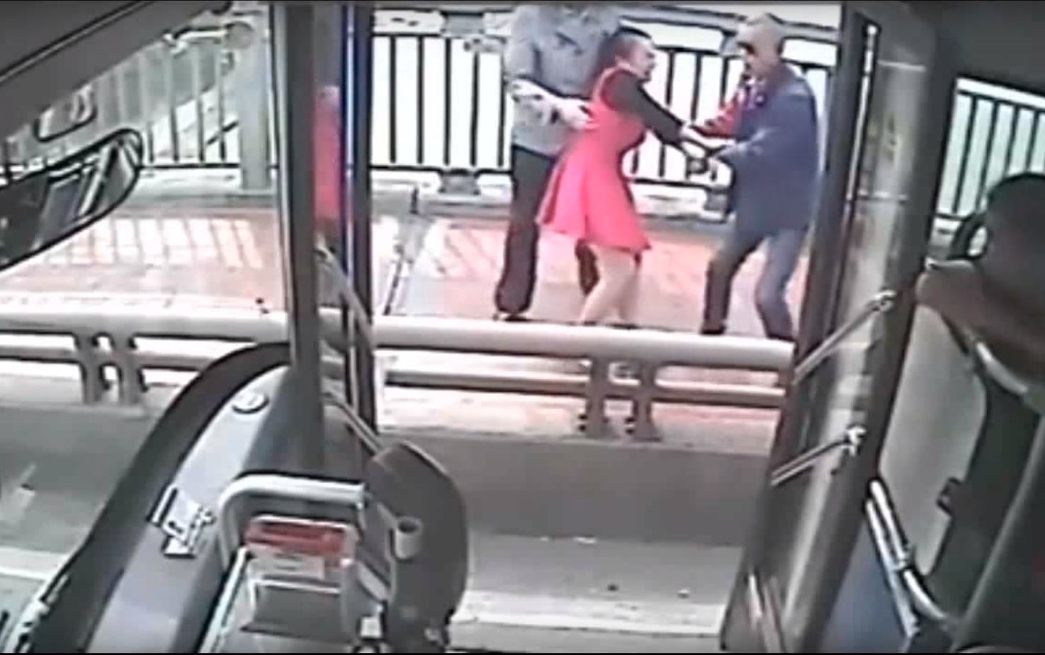 Le chauffeur de bus s'est précipité sur la jeune femme, rapidement aidé par un passant.