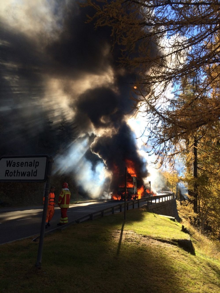 Un camion remorque a été ravagé par les flammes sur la route du col du Simplon.