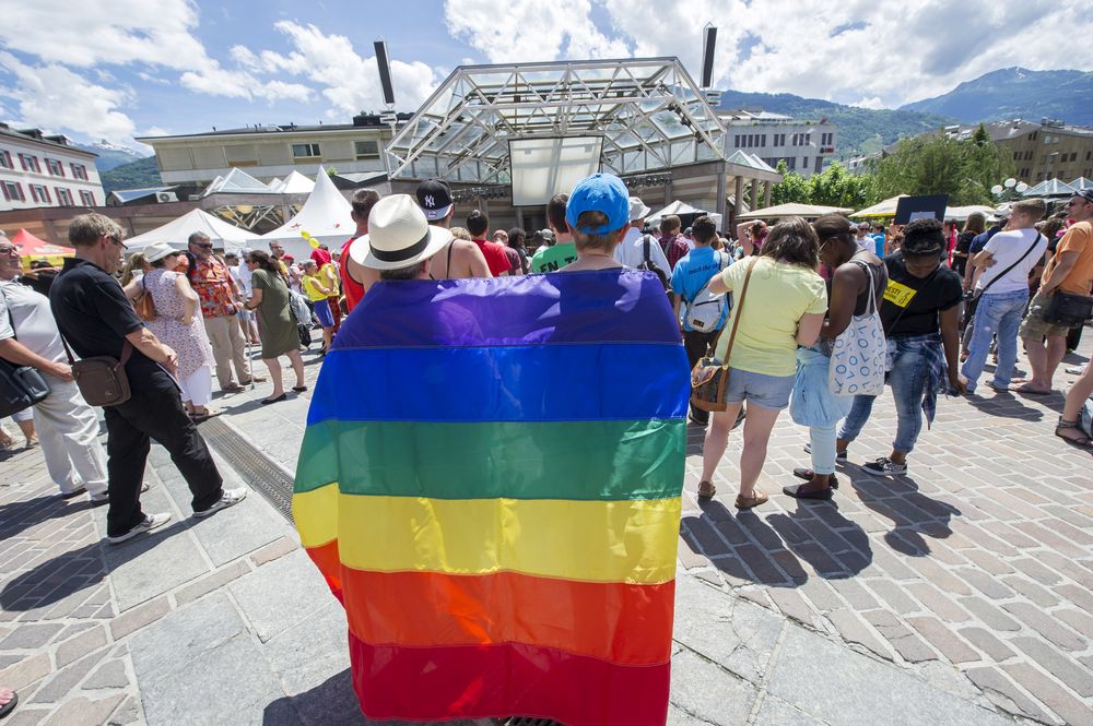 Réussir à parler ouvertement de son homosexualité peut prendre du temps. Les prides, comme organisée en juin 2015 en Valais, contribuent à apporter plus d’ouverture sur le sujet dans la société.