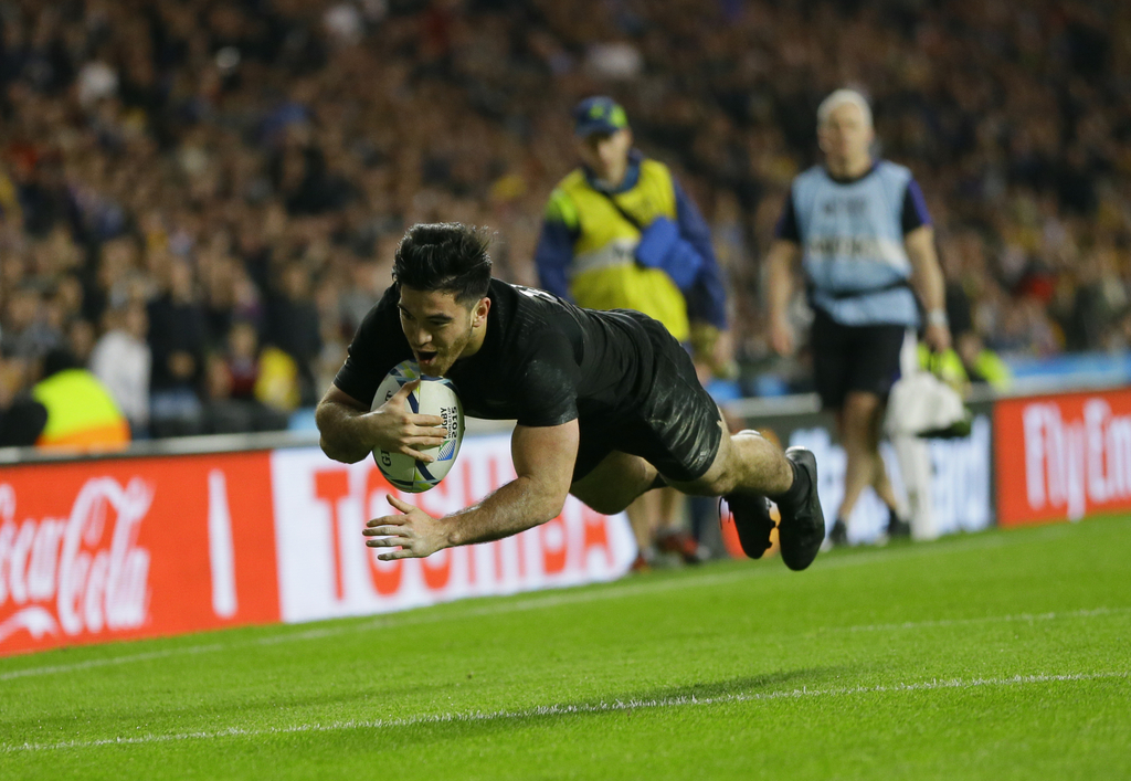 Nehe Milner-Skudder des All Blacks marque un des essais lors de la finale contre l'Australie au stade de Twickenham.