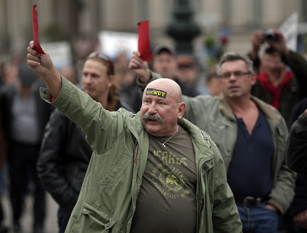 Les manifestants demandent le départ d'Angela Merkel.