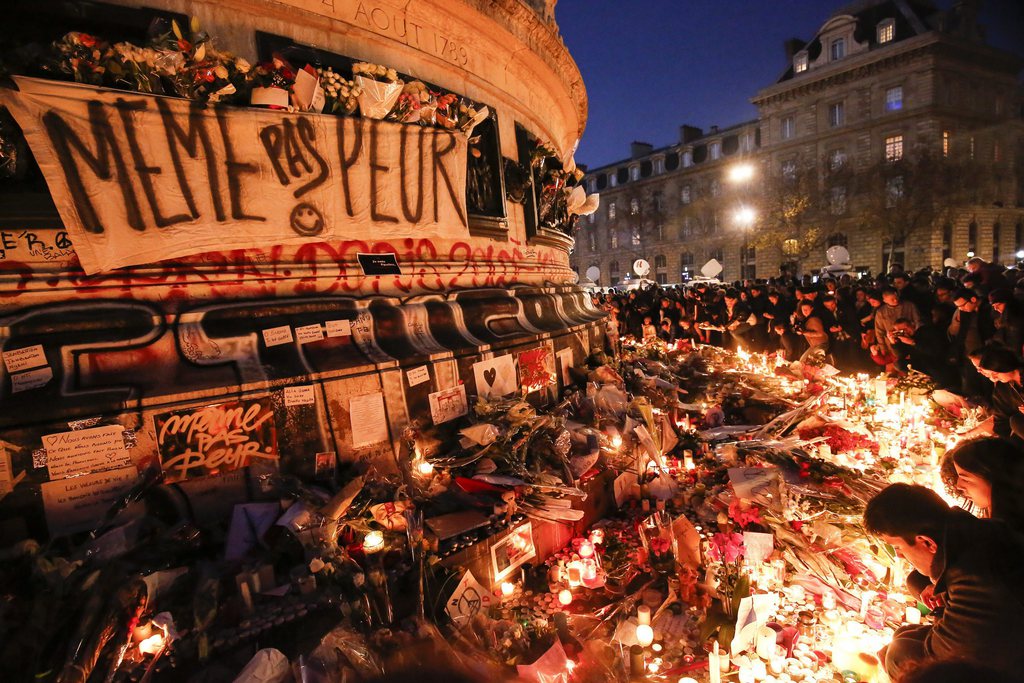"Les Français doivent s'attendre à d'autres attentats..." a expliqué Manuel Valls. En attendant, l'enquête sur les tueries de vendredi soir avance.