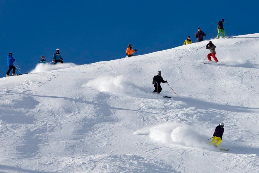 Menschen geniessen das schoene Winterwetter beim Schneesport in Arosa, am Donnerstag, 30. Dezember 2010. (KEYSTONE/Alessandro Della Bella)



People ski down a slope in Arosa, Switzerland, Thursday, December 30, 2010. (KEYSTONE/Alessandro Della Bella) SCHWEIZ WETTER AROSA