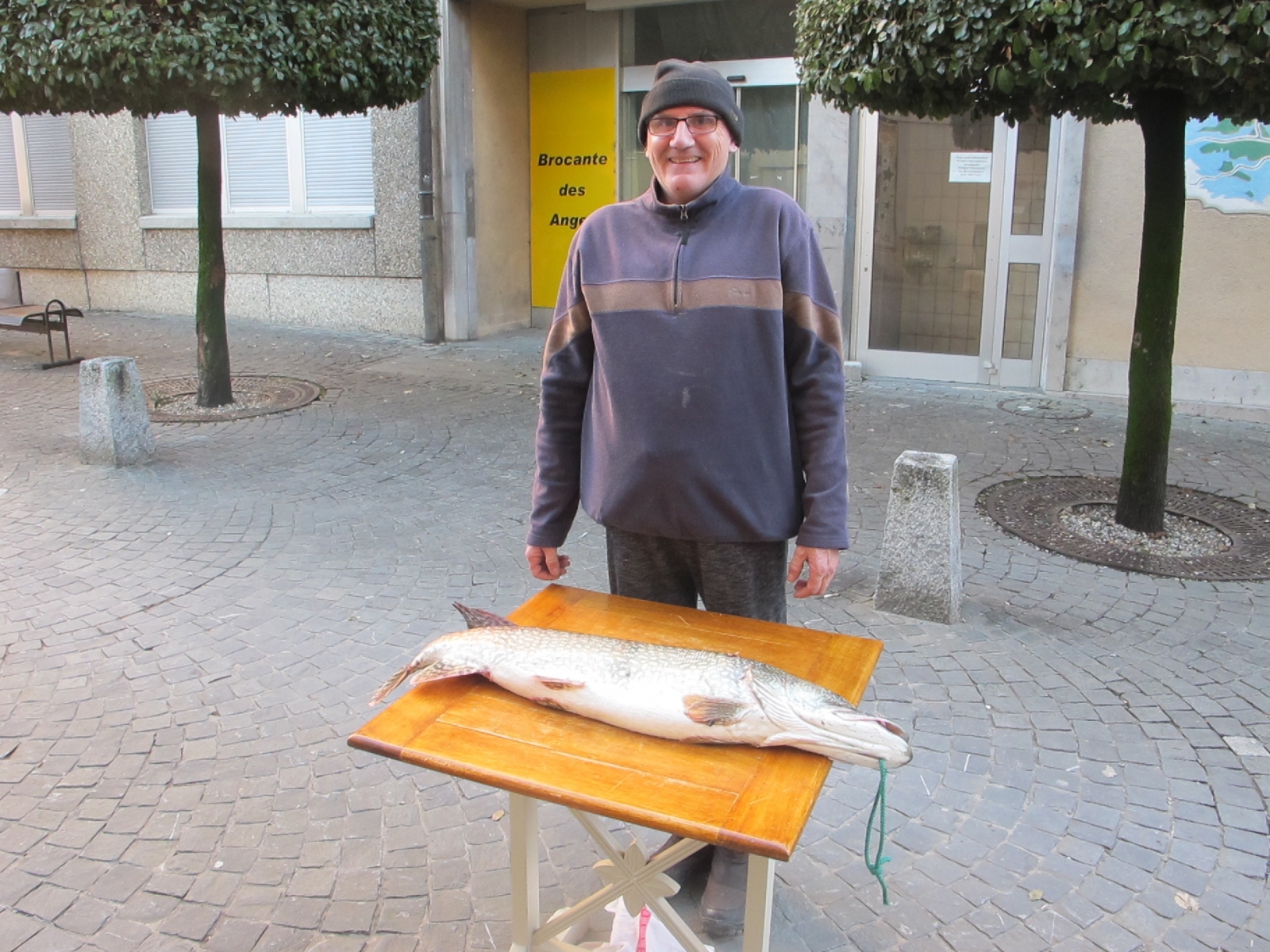 Jean-Robert Rieder pêche un brochet de 1m44 et de 10 kg à Meillerie